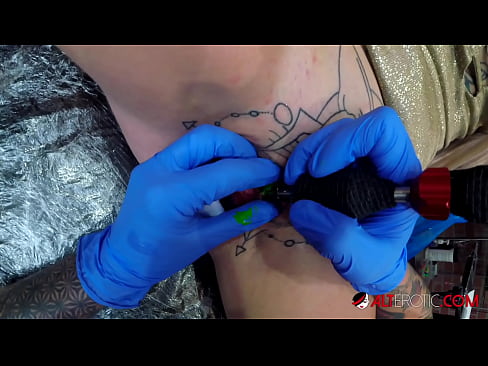 ❤️ Ekstremt tatoveret hottie Sully Savage fik en tatovering på sin klitoris ❤❌ Porno at da.redpornpictures.ru